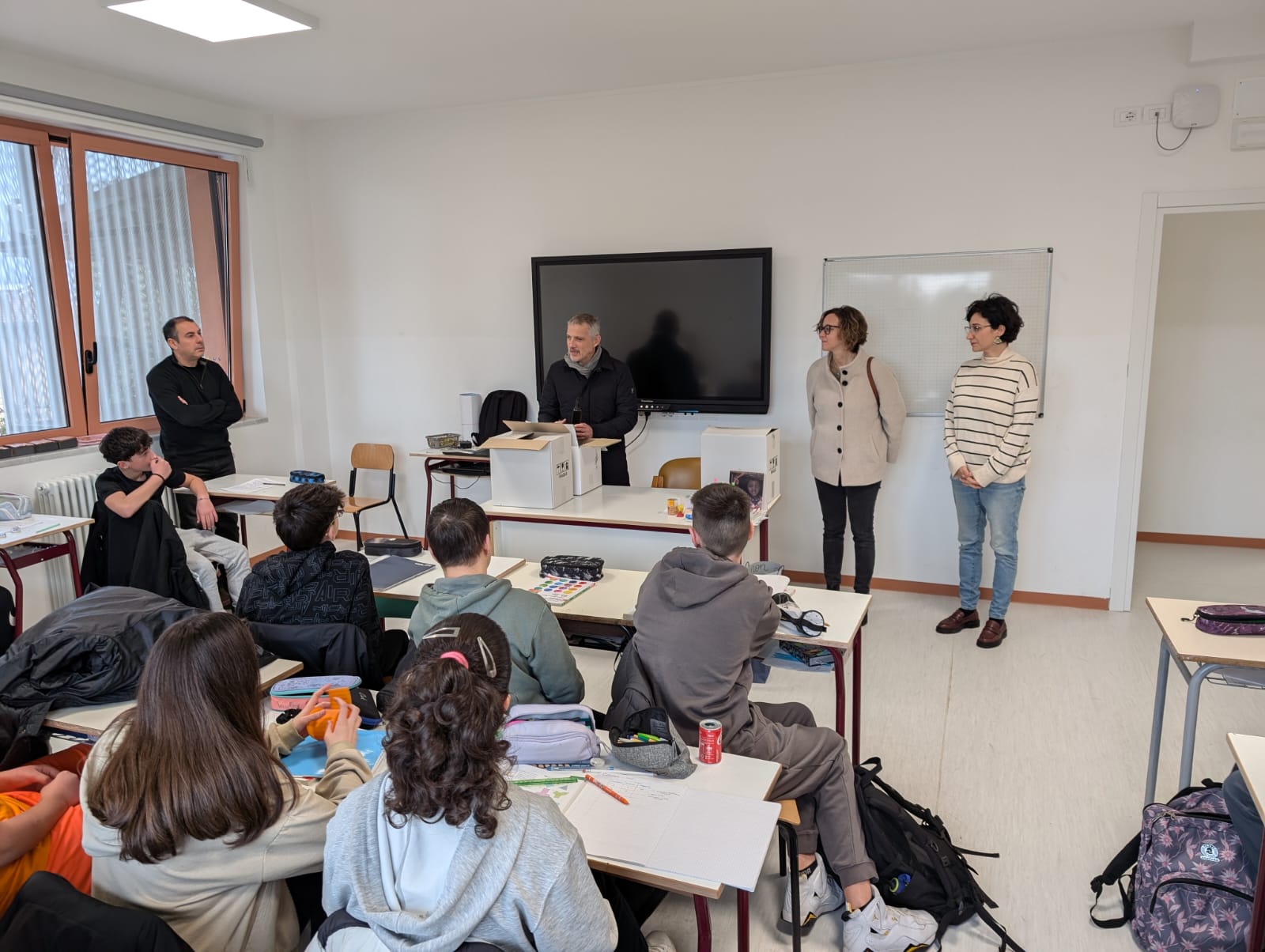 Bottiglie di olio extravergine di oliva donate agli alunni dal Comune di Castelnuovo Berardenga: è il progetto “Olio in Comune”